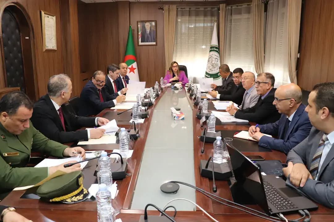 国家透明、预防和反腐败战略实施监督委员会召开会议