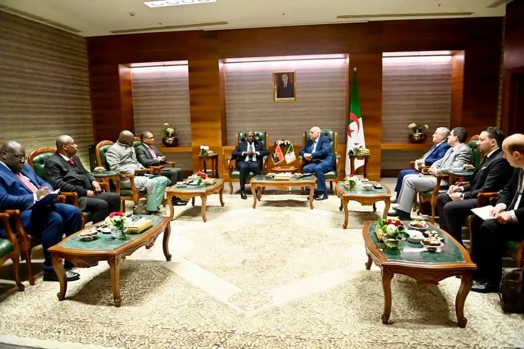 阿尔及尔——根据外交部发布的声明,国务部长、外交部与海外侨民及非洲事务部长艾哈迈德·阿塔夫先生于本周六在阿尔及尔会见了安哥拉共和国外交部长安东尼奥·蒂特先生。此次会晤是在阿尔及利亚筹备将于11月30日举行的“非洲殖民罪行国际会议”以及预定于12月1日召开第十二届“瓦赫兰进程”非洲和平与安全会议的背景下进行的。 声明指出,两国外长借此机会回顾了两国关系现状,并就落实下一阶段双边合作项目的准备工作进行了讨论。同时,双方还就非洲和平与安全问题交换了观点和分析,特别是在阿尔及利亚担任联合国安理会非常任理事国、而安哥拉当前担任非洲联盟轮值主席的背景下。