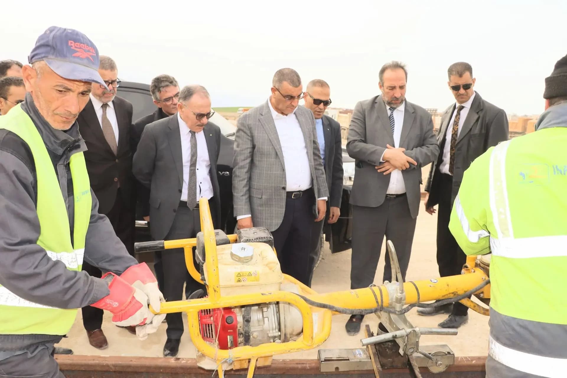 杰拉乌伊部长视察德雷阿至瓦德·埃尔凯布里特段东部矿业铁路施工现场