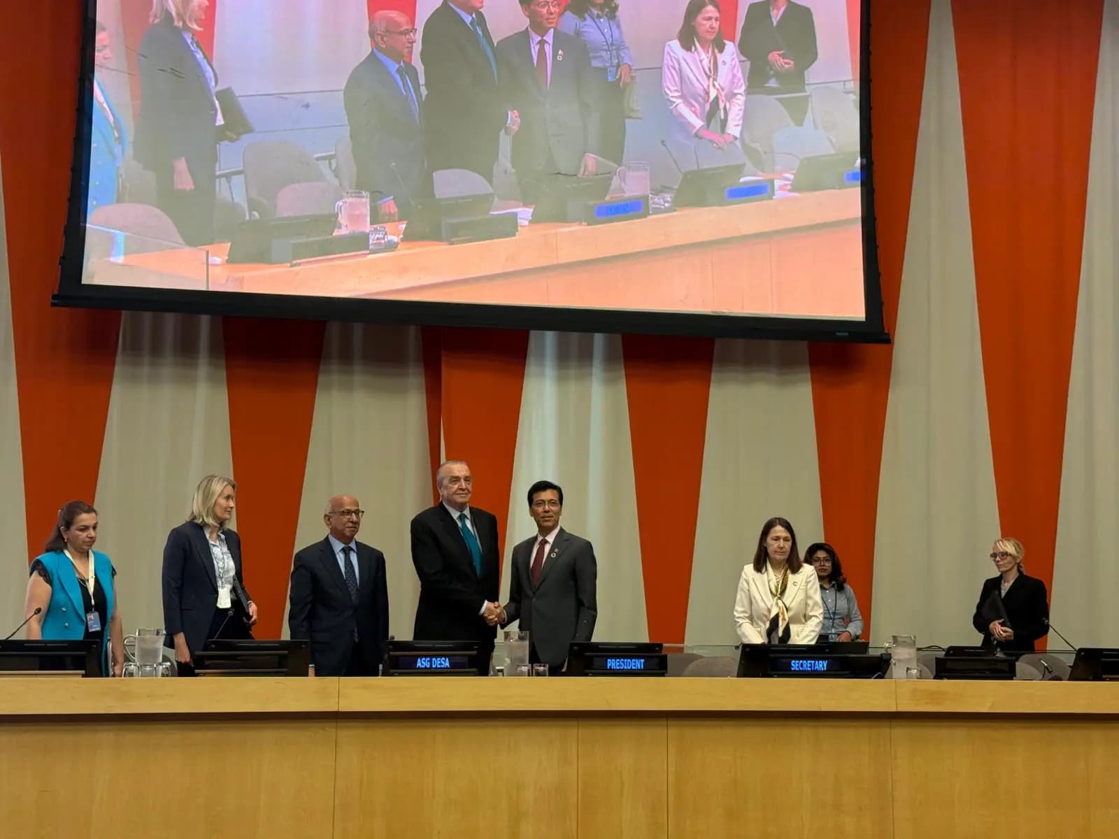 阿马尔·本贾马大使一致当选联合国经社理事会2027届会议主席