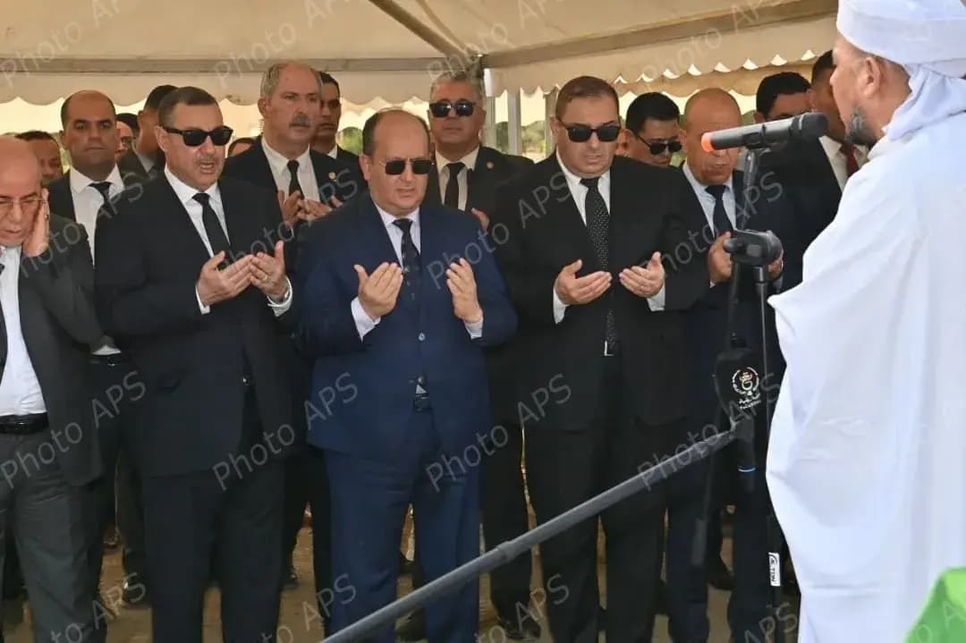 受共和国总统委托,总理携多名政府成员出席穆罕默迪亚儿童福利机构火灾遇难者葬礼