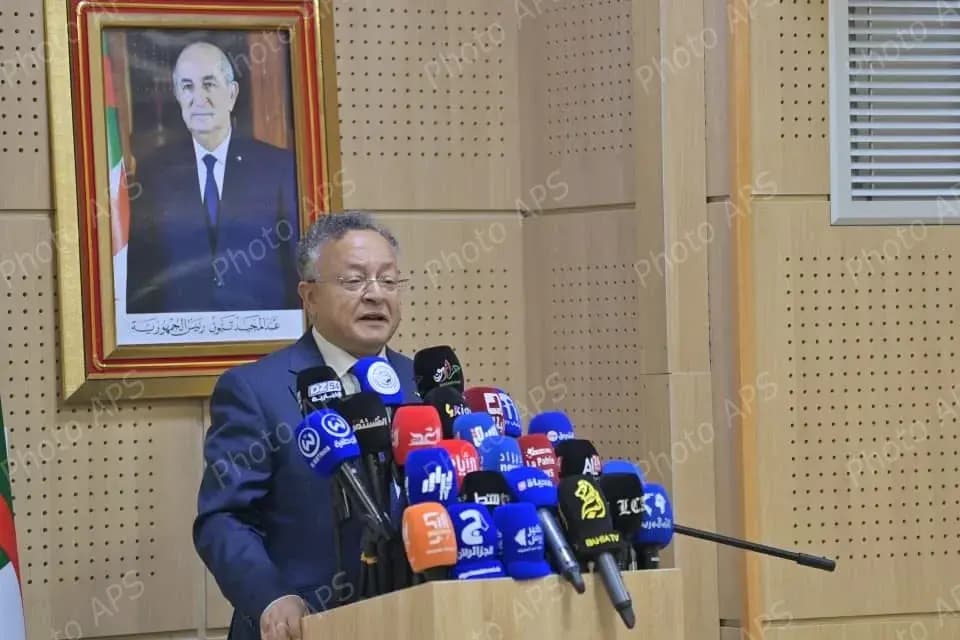 巴达里表彰国际数学竞赛世界冠军学生