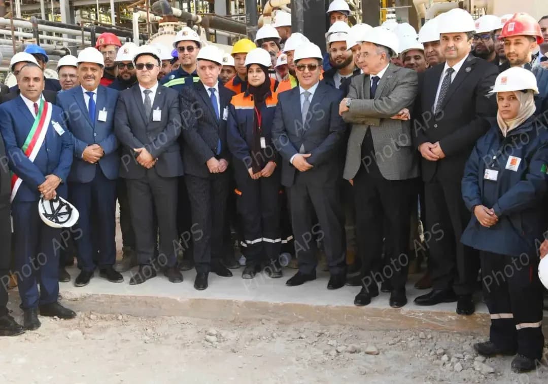 受共和国总统委托,西菲·格里布在奥兰主持2月24日双重纪念日庆典