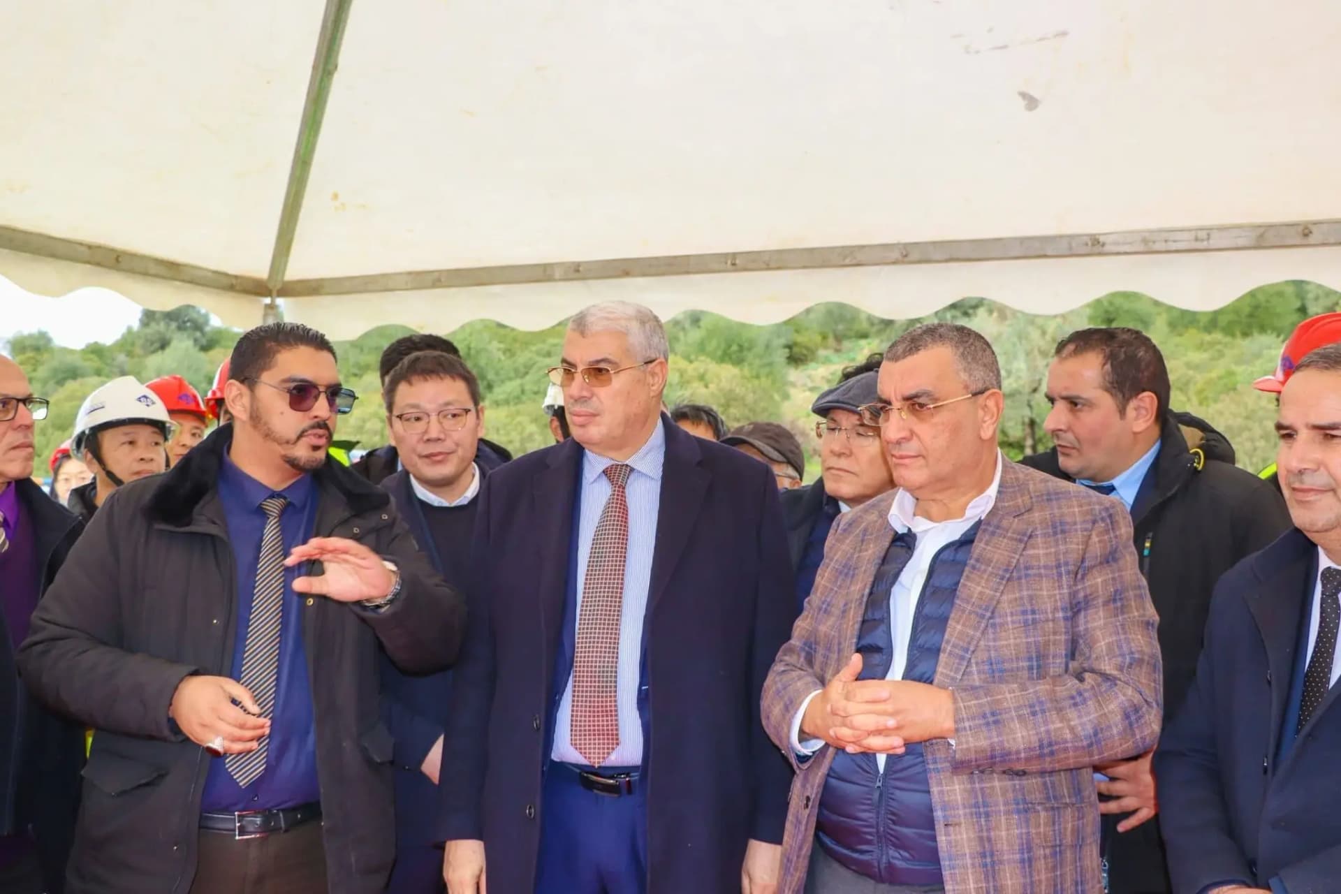 杰拉维部长视察布舍古夫—盖尔玛—苏克阿赫拉斯段施工现场