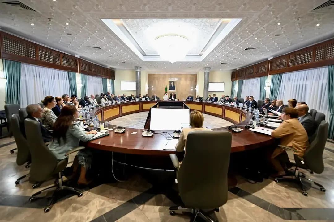 总理主持召开政府会议