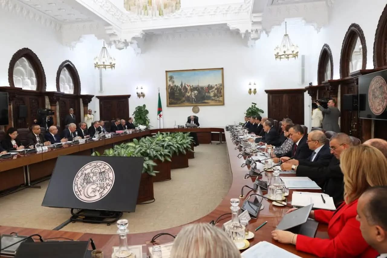 阿尔及利亚共和国总统
部长会议