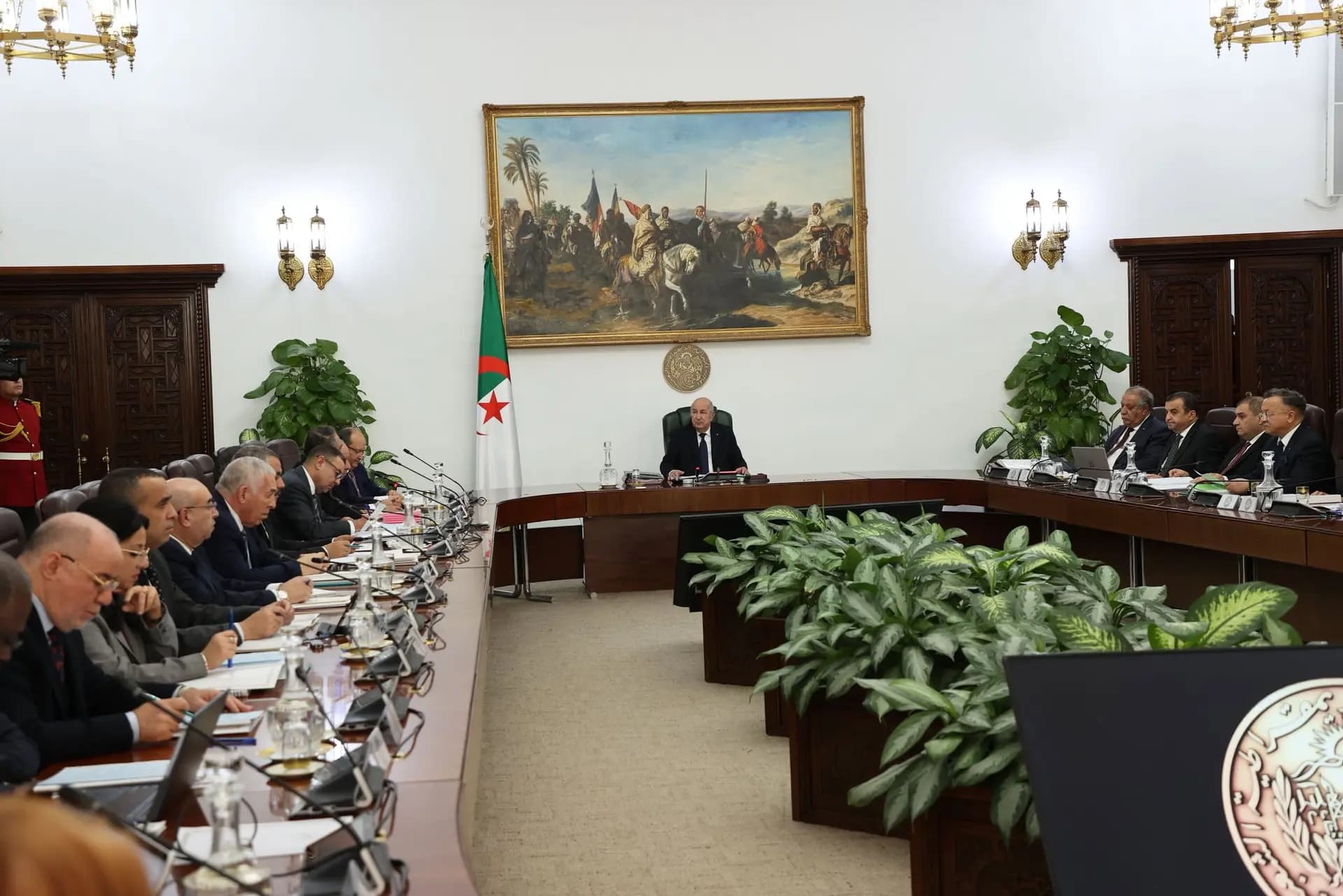 阿尔及尔——根据部长会议声明,共和国总统阿卜杜勒·马吉德·特本先生于本周日在主持部长会议时,下令召开全国能源与碳氢化合物会议。
在听取了关于满足国家短期和中期石油产品需求所采取措施的报告后,总统指出,组织这一会议旨在“更新数据并确定生产和出口方面的优先事项”。
总统赞赏阿尔及利亚自独立以来首次进入本国炼制汽油出口阶段,结束了数十年的进口依赖。他并指示第一部长与毛里塔尼亚方面展开磋商,着手在毛里塔尼亚境内启动隶属于 Nafthal 公司的加油站项目。
总统还指示第一部长制定一项国家政策规划,以规范和监督石油衍生品的消费,从而提高能源战略储备能力。
此外,总统下令准备推出预付式汽油供应卡,特别是在边境地区。同时,他强调必须加倍努力,完成哈西·姆萨乌德炼油厂项目,以满足国内对所有石油衍生品的需求,并提高出口能力。总统还要求加强 Nafthal 公司在原材料和润滑油衍生品进口与生产方面的专属职能,使其成为国内市场的主要供应方。
与此同时,总统强调阿尔及利亚必须“在任何情况下不断推进橡胶轮胎制造业”,并指示工业部长尽快完成有关该产品市场的研究。
在推进这一目标期间,部长会议批准进口 50 万条卡车、客车和旅游车辆用轮胎。