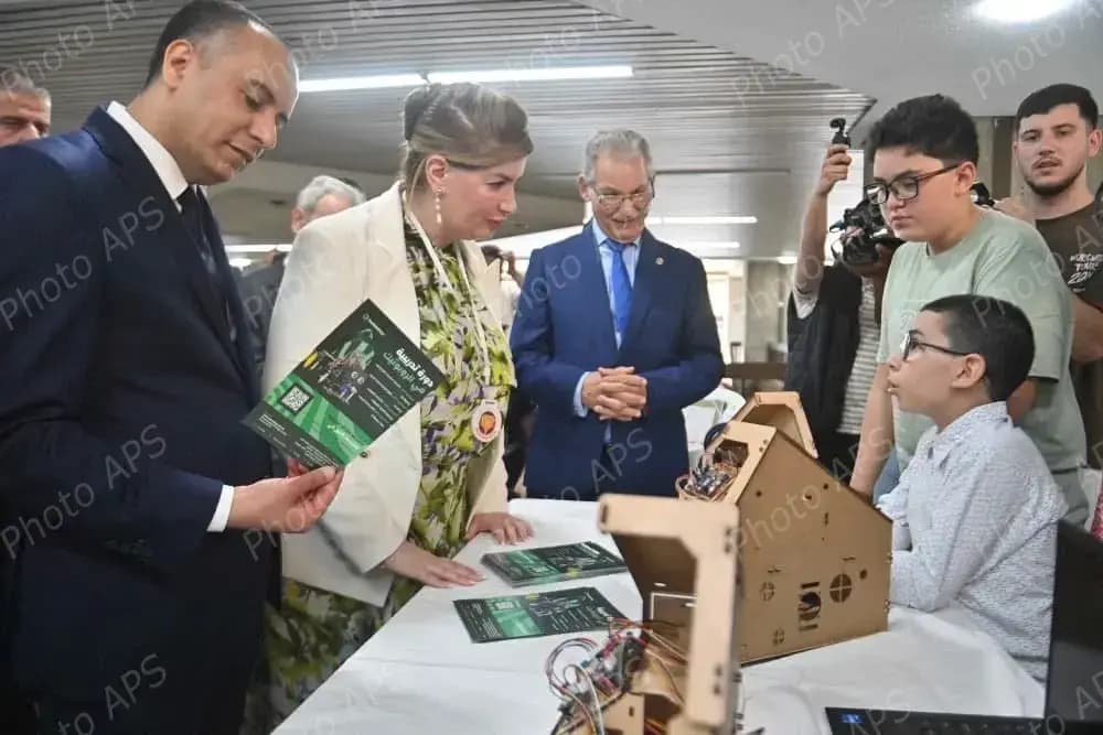 穆卢吉在阿尔及尔主持国际儿童节庆祝活动