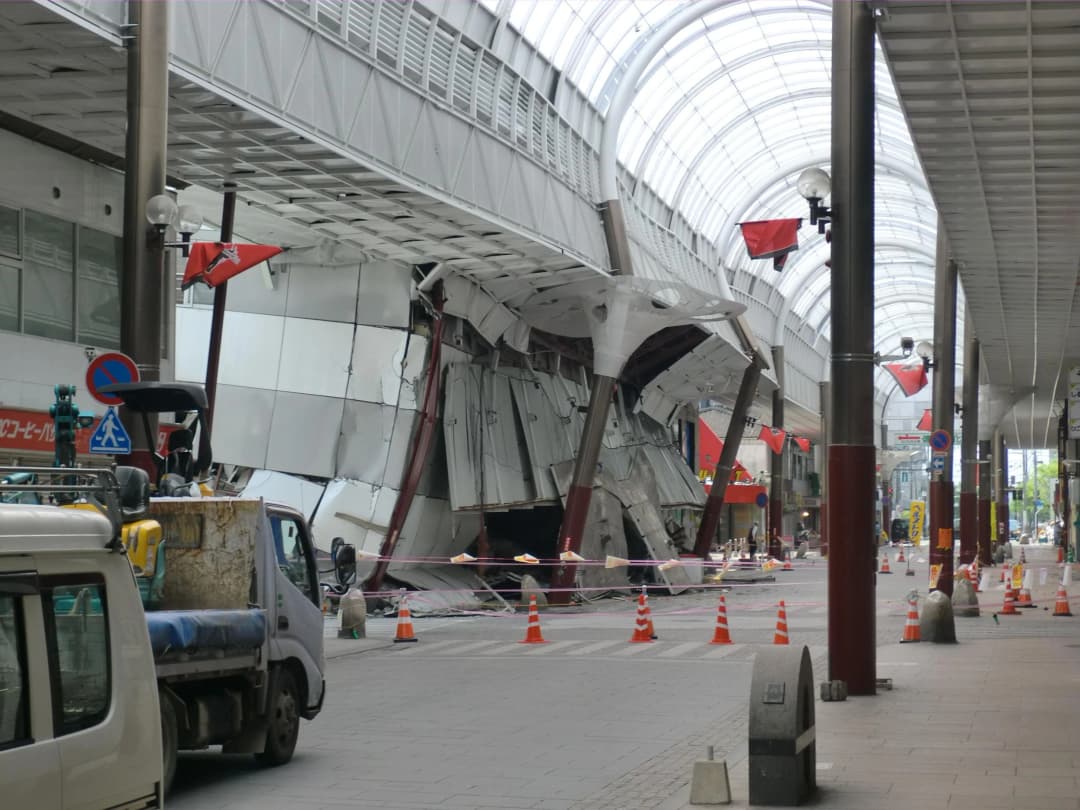 日本地震:已造成13人死亡,仍有人被困购物中心
