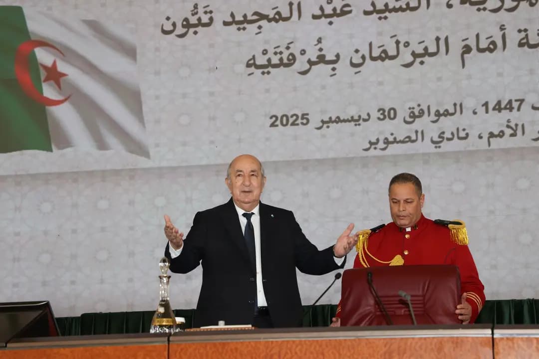 阿尔及利亚总统 阿卜杜勒·马吉德·特本 重申了他 与各政党进行政治对话 的承诺,如同他此前所表示的那样。
在议会两院全体会议上发表面向全国的讲话时,总统表示:
“我们承诺通过你们与尊敬的阿尔及利亚人民沟通,这体现了我们不会偏离的政治意志,也是我们自获得人民信任以来严格履行承诺的体现。”
总统继续说道:
“我在这个讲台上承诺与政党开展政治对话,我仍然坚定这一承诺,就像我向一些政党领导人说明和解释过的一样。”
他指出,这一对话将在 议会通过政党法案之前 启动,并强调这一对话将 具有建设性,同时承诺 执行与各政党达成的所有协议。