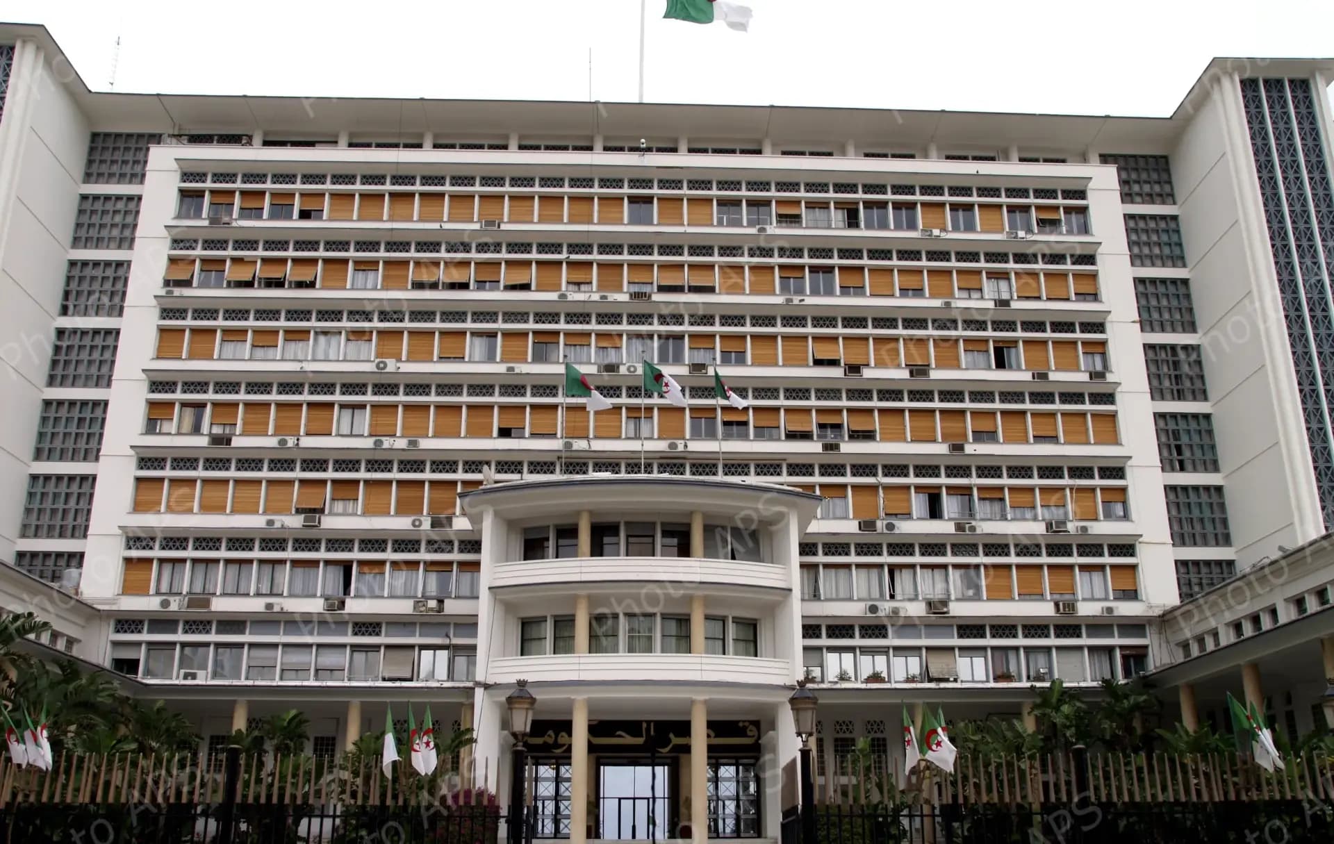 Government meeting: Draft executive decrees, reports on several sectors examined