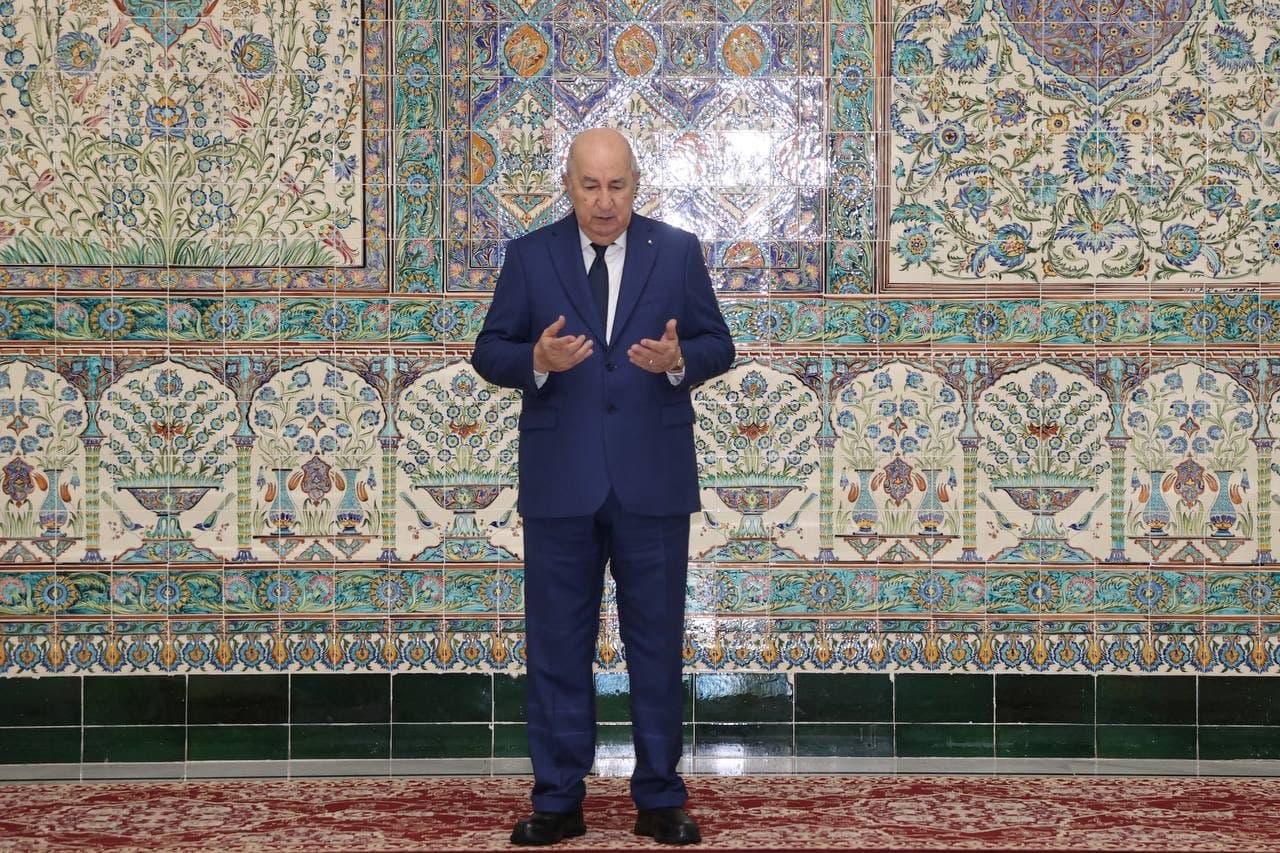 President Tebboune holds minute of silence to honor martyrs