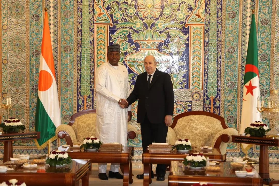 President Tebboune welcomes Niger's President at Algiers international airport
