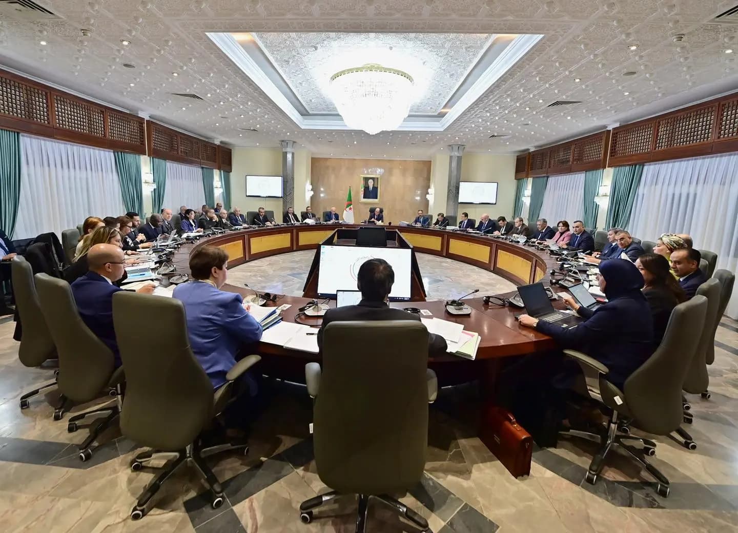 Government reviews draft executive decree on public procurement, sectoral roadmaps