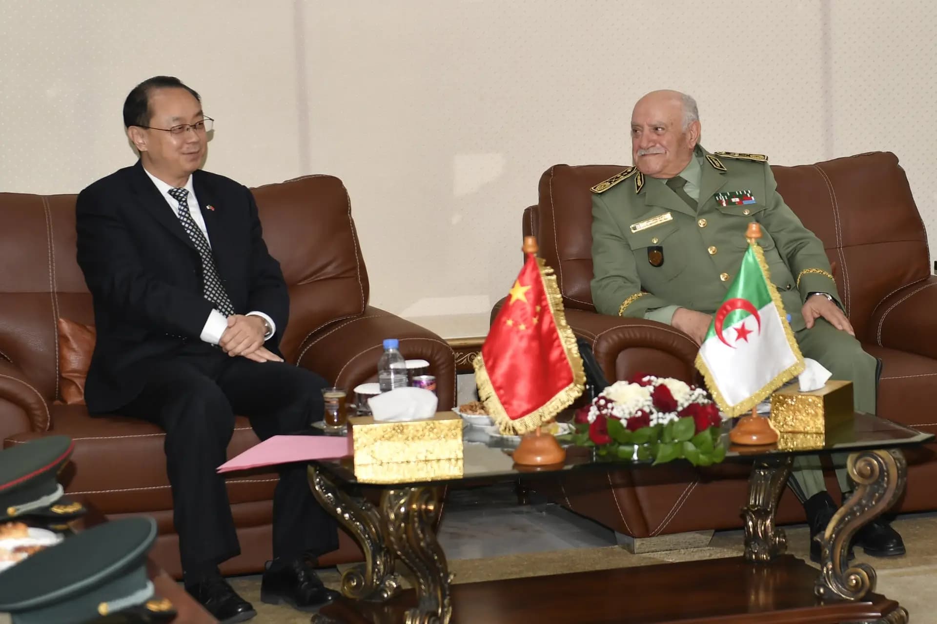 Land Forces commander receives China's ambassador to Algeria
