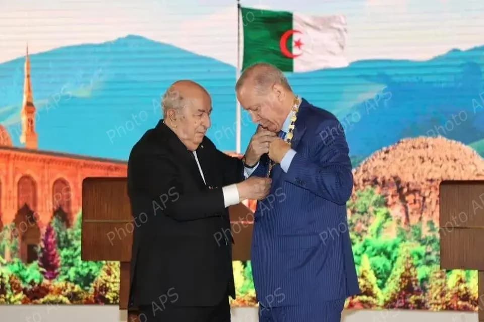 President Tebboune decorates President Erdogan with Athir Medal of Order of National Merit