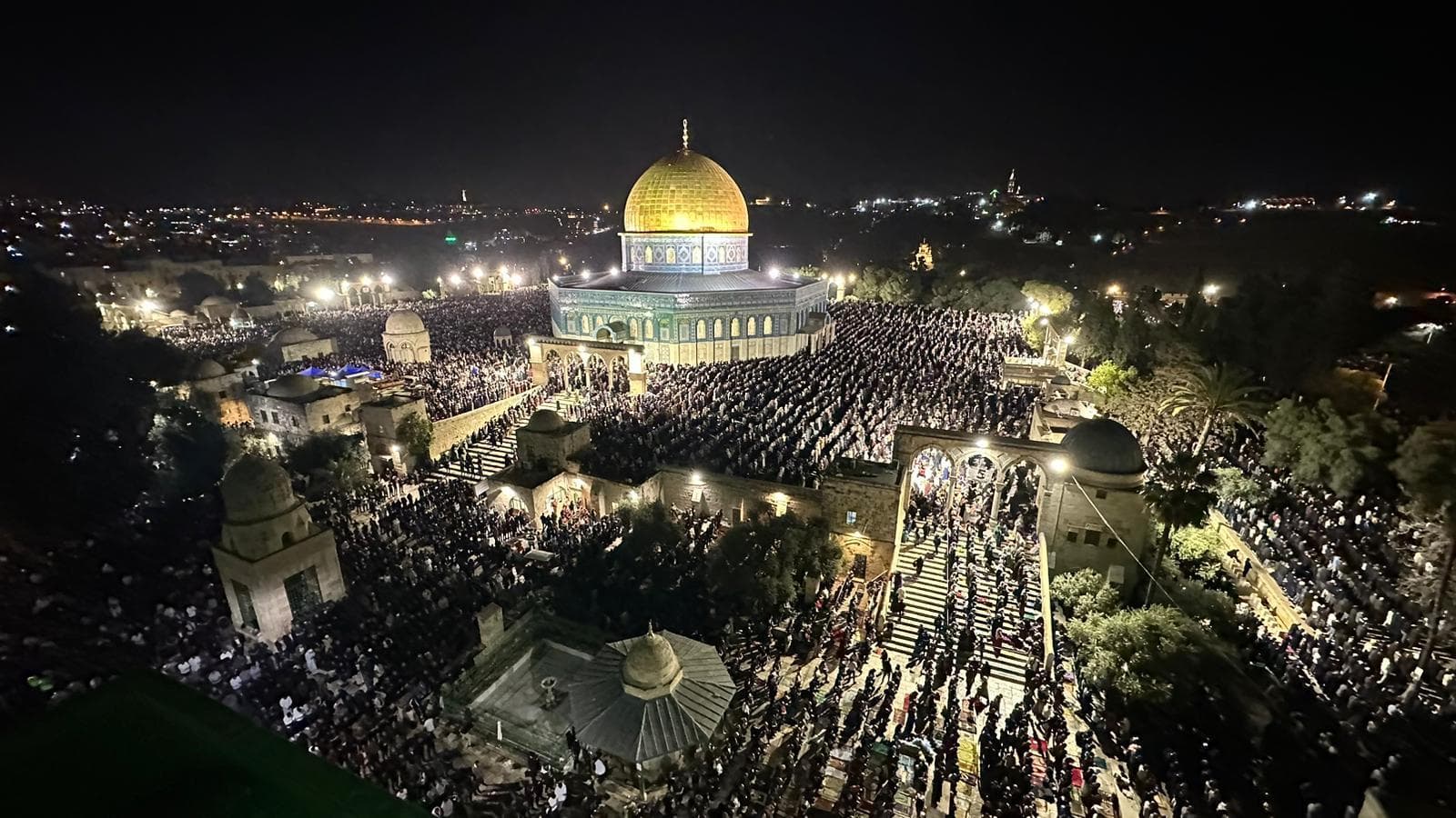 Al-Aqsa Mosque draws nearly 50,000 Palestinians for Isha, Tarawih prayers