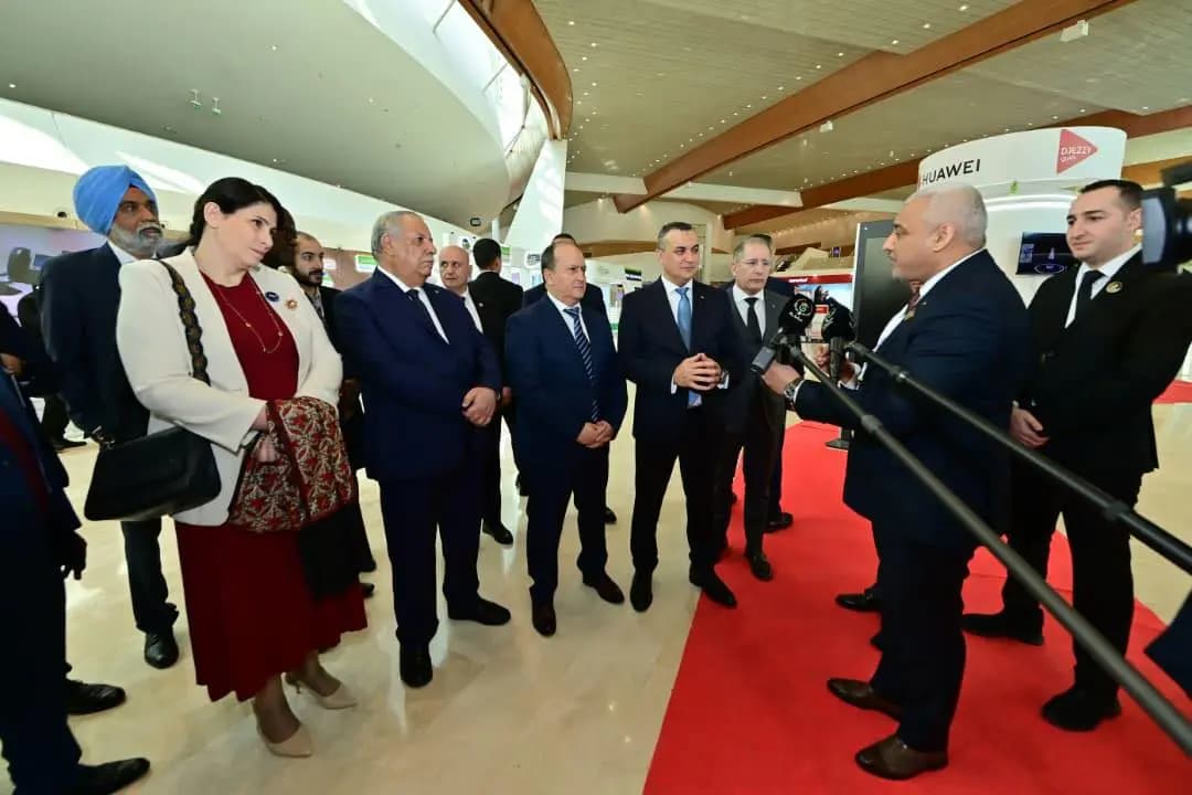 PM Sifi Ghrieb tours exhibition of key telecommunications, AI players