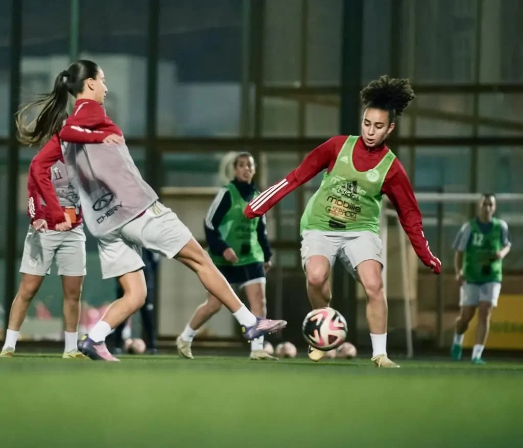 ALGIERS, 27 February 2026 (APS) - Algeria's national women's football team arrived in Cairo on Thursday evening ahead of two friendly matches against Egypt, scheduled for February 28 and March 2, as part of both teams' preparations for the 2026 Africa Cup of Nations (AFCON), set to take place from March 17 to April 3.
Shortly after arriving in the Egyptian capital, the squad, led by Chloé Yamina N'Gazi, held an opening training session at the Egyptian Football Federation's National Teams Centre.
Overseen by head coach Farid Benstiti, the session focused on recovery work followed by technical and tactical drills, according to a statement published on the federation's official website.
Friday's schedule includes one final training session at 4:30 PM ahead of the first friendly.
Upon returning home, the 28 players called up by coach Benstiti will head straight to the National Training Centre (CTN) in Sidi-Moussa for the final three days of preparation, running through to March 7.
Algeria will open their AFCON group stage campaign on March 17 against Senegal in their first Group A fixture.
The team secured their place at the tournament after eliminating Cameroon over two legs last October, winning 2-1 in Oran and 1-0 in Douala.
Algeria had booked their place in the final qualifying round after sweeping aside South Sudan in February 2025, winning 5-0 in the first leg and 3-0 in the return fixture.
This will mark Algeria's seventh AFCON participation in their history and their second consecutive, following the 2024 edition in which Benstiti's side made history by reaching the quarter-finals before being eliminated by Ghana on penalties (0-0, 2-4 on penalties).