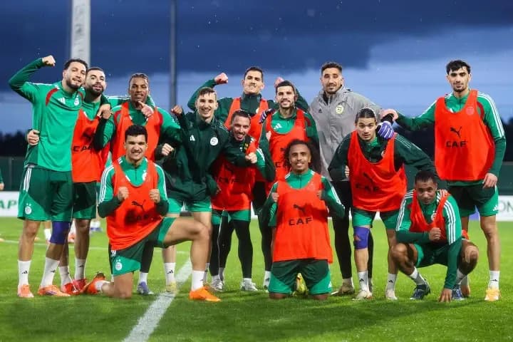 Algeria-Burkina Faso (Group E/Day 2): The Greens eye Round of 16 qualification
RABAT - The national football team will face Burkina Faso on Sunday at 6:00 p.m., with the goal of securing a Round of 16 spot in the 2025 Africa Cup of Nations (AFCON) as the second match day of Group E unfolds.
After a successful start marked by a dominant 3-0 victory against Sudan on Wednesday, the Greens are determined to build on their momentum and advance to the knockout stages. The team aims to return to the Round of 16, a stage they have not reached since their continental triumph in 2019 in Egypt, where they defeated Senegal 1-0 to claim the title.
For Captain Riyad Mahrez and his teammates, the objective is clear: the squad is targeting a second consecutive win to guarantee qualification before their final group stage match against Equatorial Guinea, scheduled for Wednesday at 5:00 p.m.
Remaining composed and analytical, national coach Vladimir Petkovic was careful to temper any euphoria following the opening victory. He stressed that "the second match against Burkina Faso will be different, with a Round of 16 spot at stake. There are areas to improve, but the most important priority now is recovery."
Regarding squad updates, the entire group is fit with no injuries reported as both starters and substitutes are fully operational for this pivotal match. Notably, Paris FC defender Samir Chergui has rejoined the group following an injury layoff.
On the tactical front, some adjustments are expected, particularly in midfield, as the staff seeks to maintain the balance between defensive discipline and attacking efficiency.