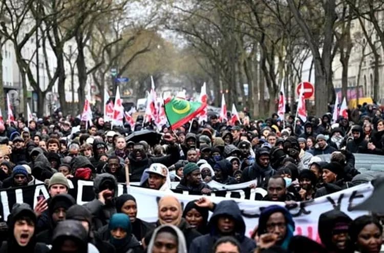 Paris protests erupt over death of Mauritanian migrant in police custody