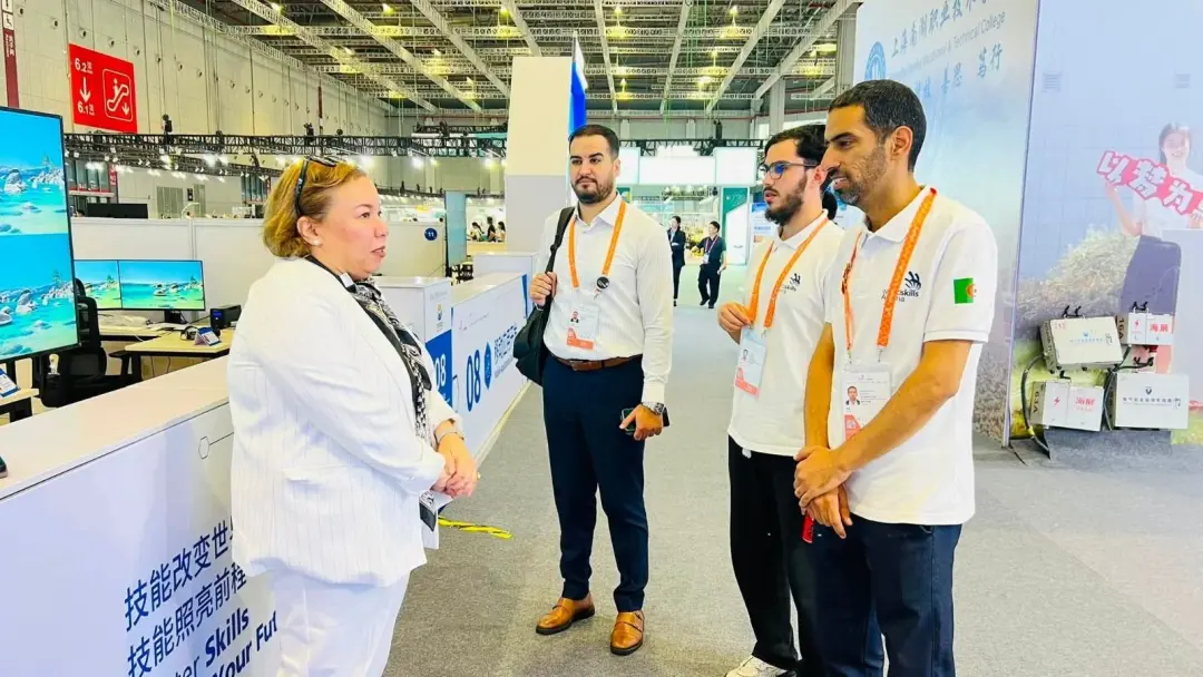 Arhab visits Algerian participants