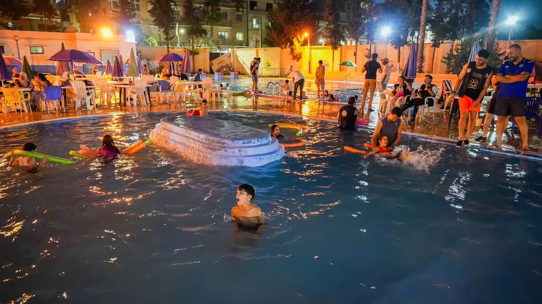 Habilitan horarios nocturnos de natación para los Niños de la Luna
