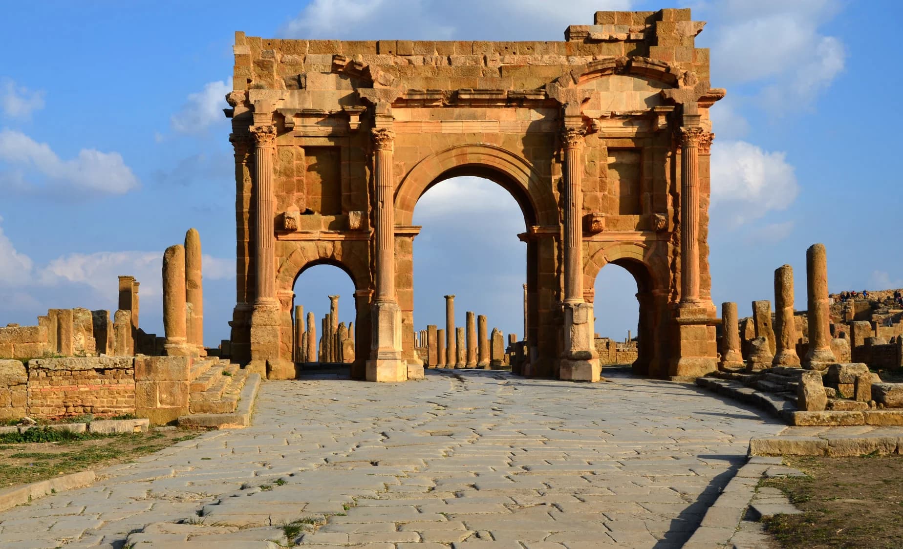 El sitio arqueológico de Timgad, provincia de Batna, se ha reforzado con tres espacios de descanso para los visitores