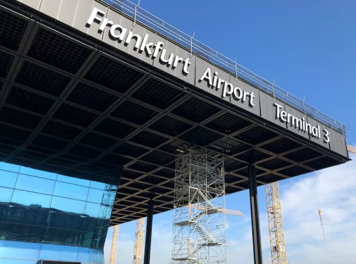 Cerca de un centenar de vuelos cancelados en el aeropuerto de Fráncfort debido a las nevadas