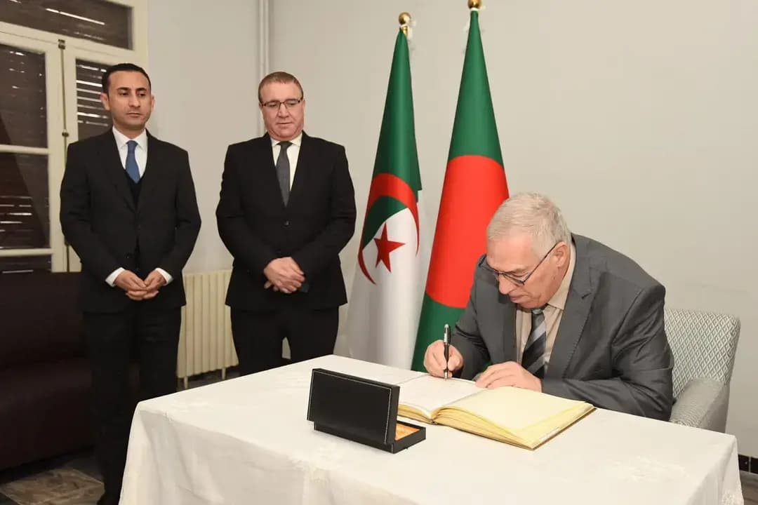 Ministro de Muyahidín firma el libro de condolencias por la muerte de la ex primera ministra bangladesí