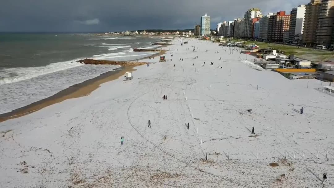 Nieve en la playa de la ciudad de Miramar por la ola de frío que golpea el país.