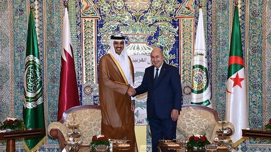 La cumbre árabe-islámica de urgencia, celebrada ayer, lunes en Doha, saludó los esfuerzos desplegados por Argelia en la defensa de la soberanía del Estado de Catar tras la agresión sionista contra sus territorios, especialmente a través de su llamamiento a la celebración de una reunión de urgencia del Consejo de Seguridad de la ONU.