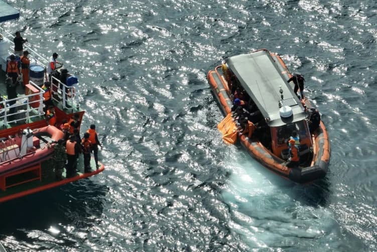 Los equipos de búsqueda indonesios recuperan el cadáver de Fernando Martín, este domingo.