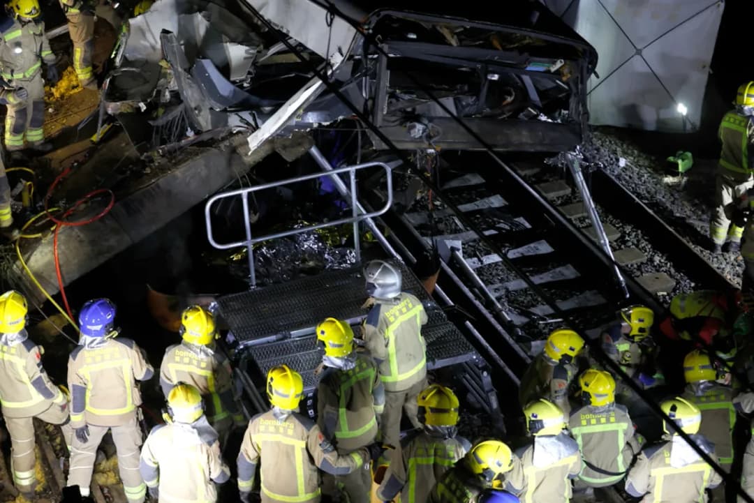 Un tren choca contra un muro derrumbado sobre la vía en Cataluña