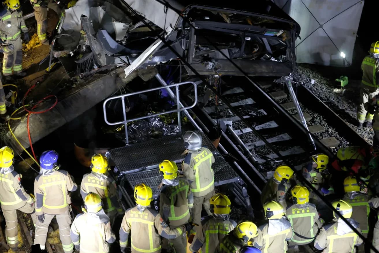 Un tren choca contra un muro derrumbado sobre la vía en Cataluña