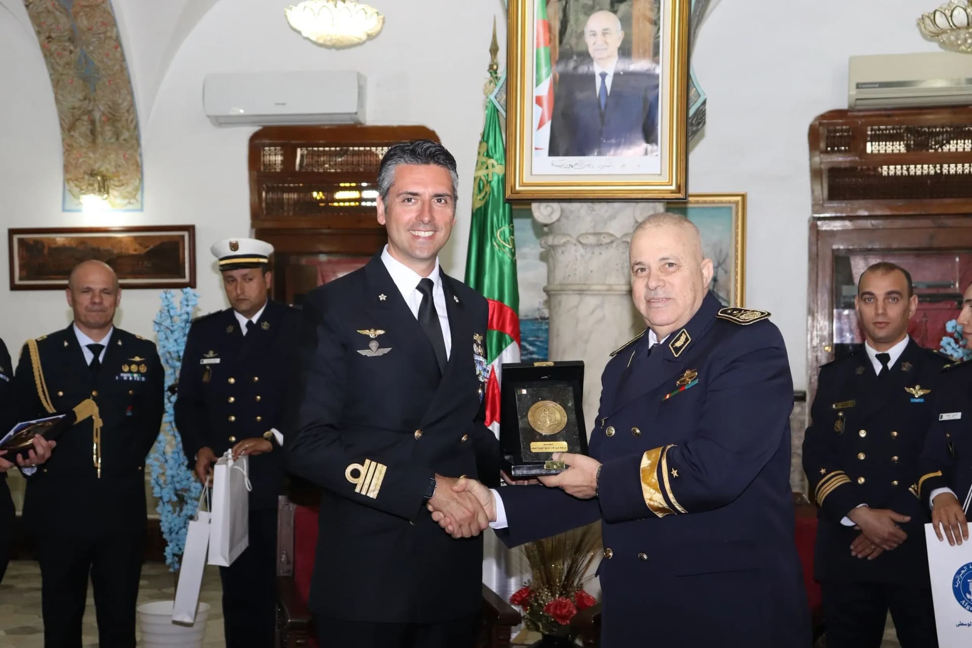 Atraque de la fragata italiana "Virginio Fasan" en el puerto de Argel
