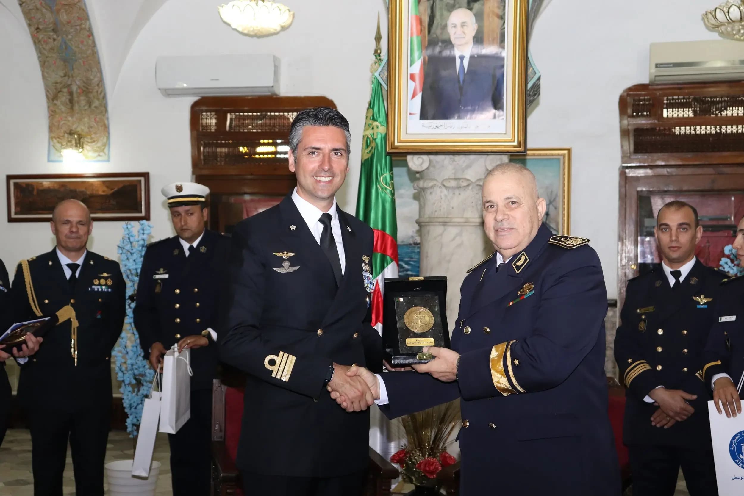 Atraque de la fragata italiana "Virginio Fasan" en el puerto de Argel