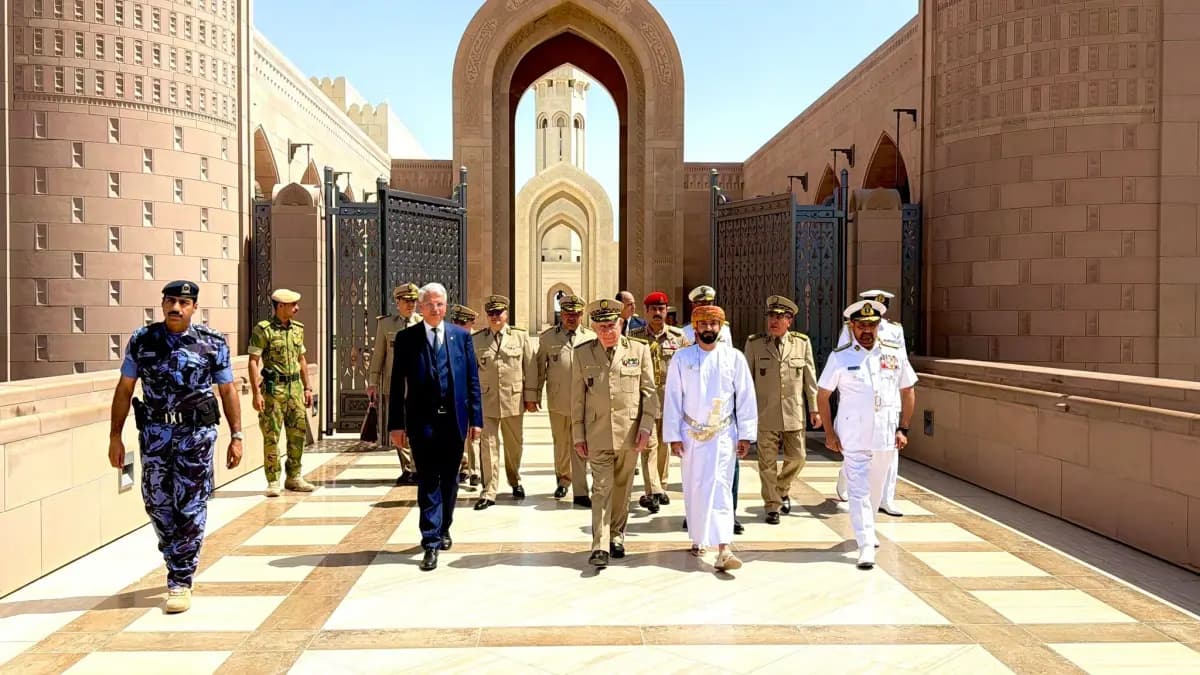 Chanegriha visita el Colegio Militar Técnico de Mascate