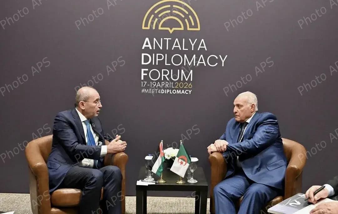 Attaf mantiene conversaciones bilaterales en Antalya con su homólogo jordano