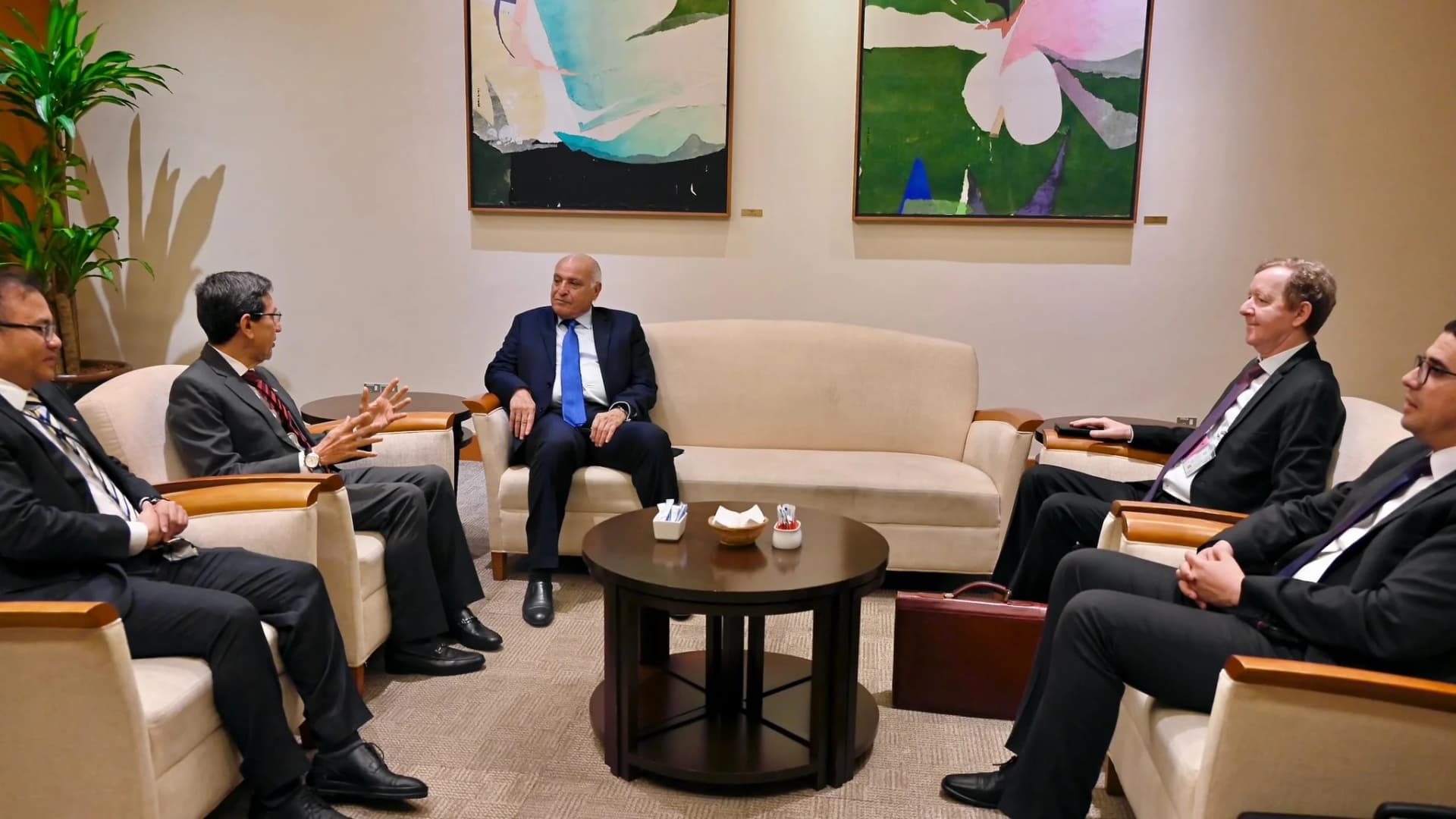 El ministro de Estado, ministro de Asuntos exteriores, Comunidad nacional en el extranjero y Asuntos africanos, Ahmed Attaf, llegó el domingo a Singapur para una visita oficial.