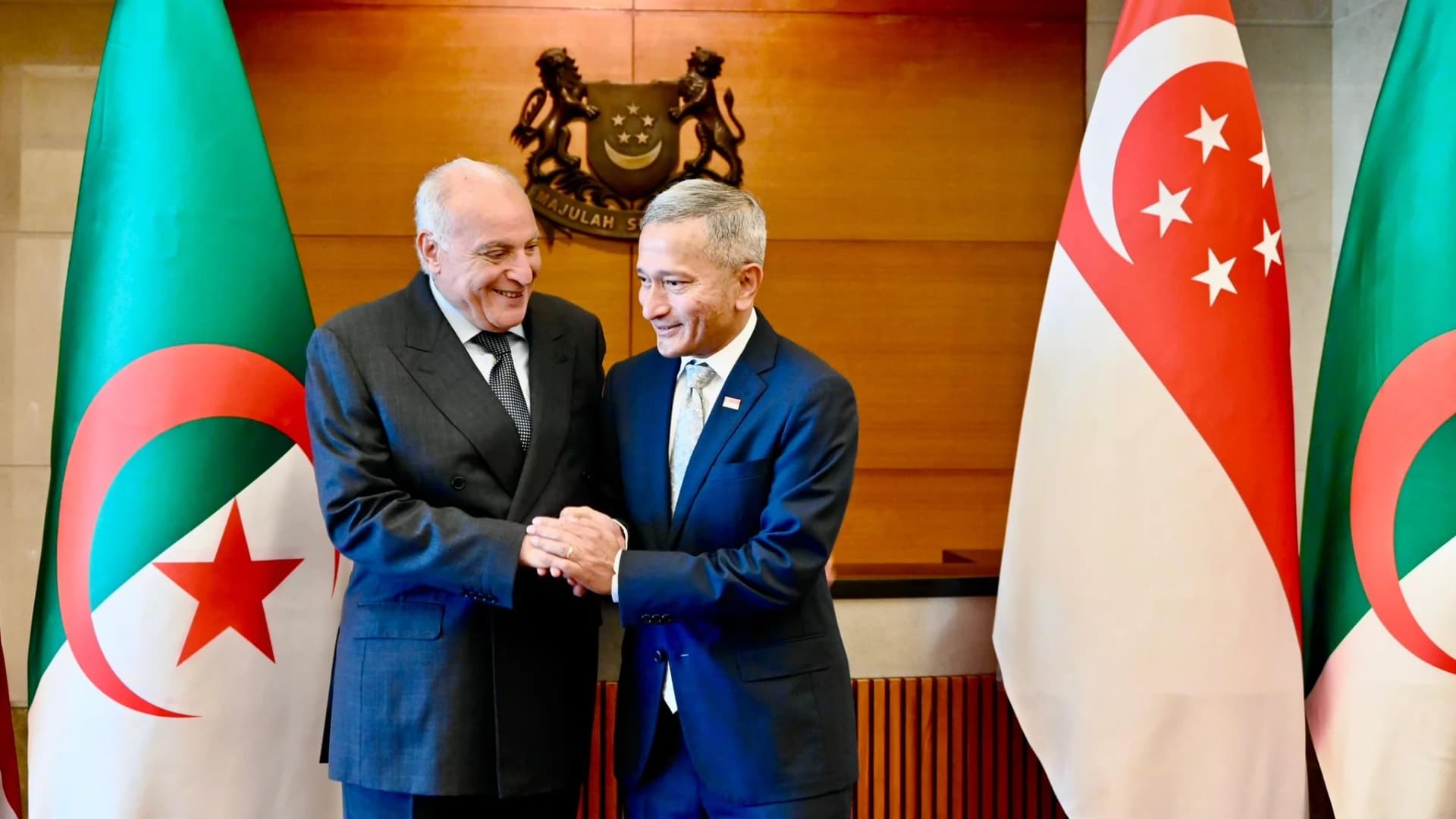 El ministro de Estado, ministro de Asuntos Exteriores, Comunidad Nacional en el Extranjero y Asuntos Africanos, Ahmed Attaf, mantuvo una sesión de trabajo con el ministro de Asuntos Exteriores de Singapur, Vivian Balakrishnan