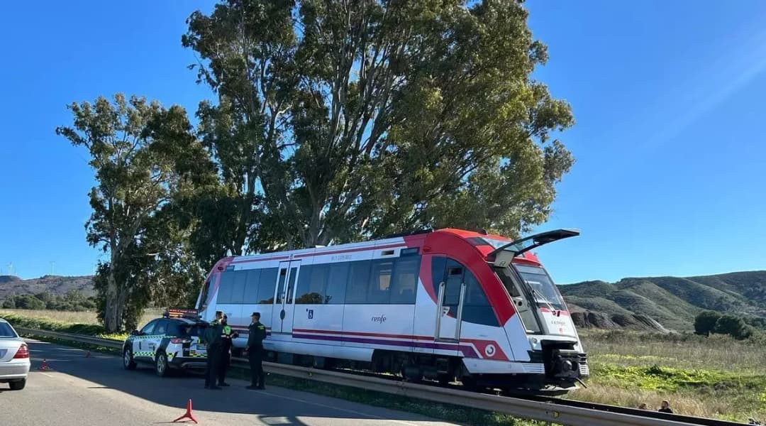 Tren de cercanías colisiona con grúa en Cartagena, varios heridos