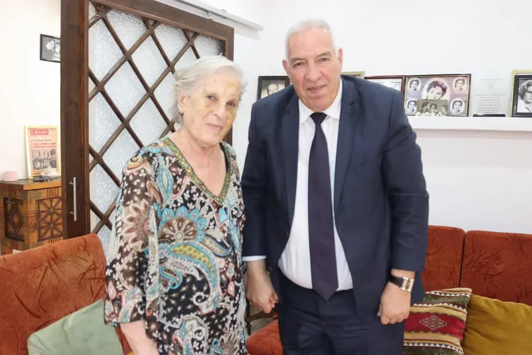 El ministro de Muyahidín y Derechohabientes visita al muyahíd Zahia Kharfallah para informarse sobre su estado de salud