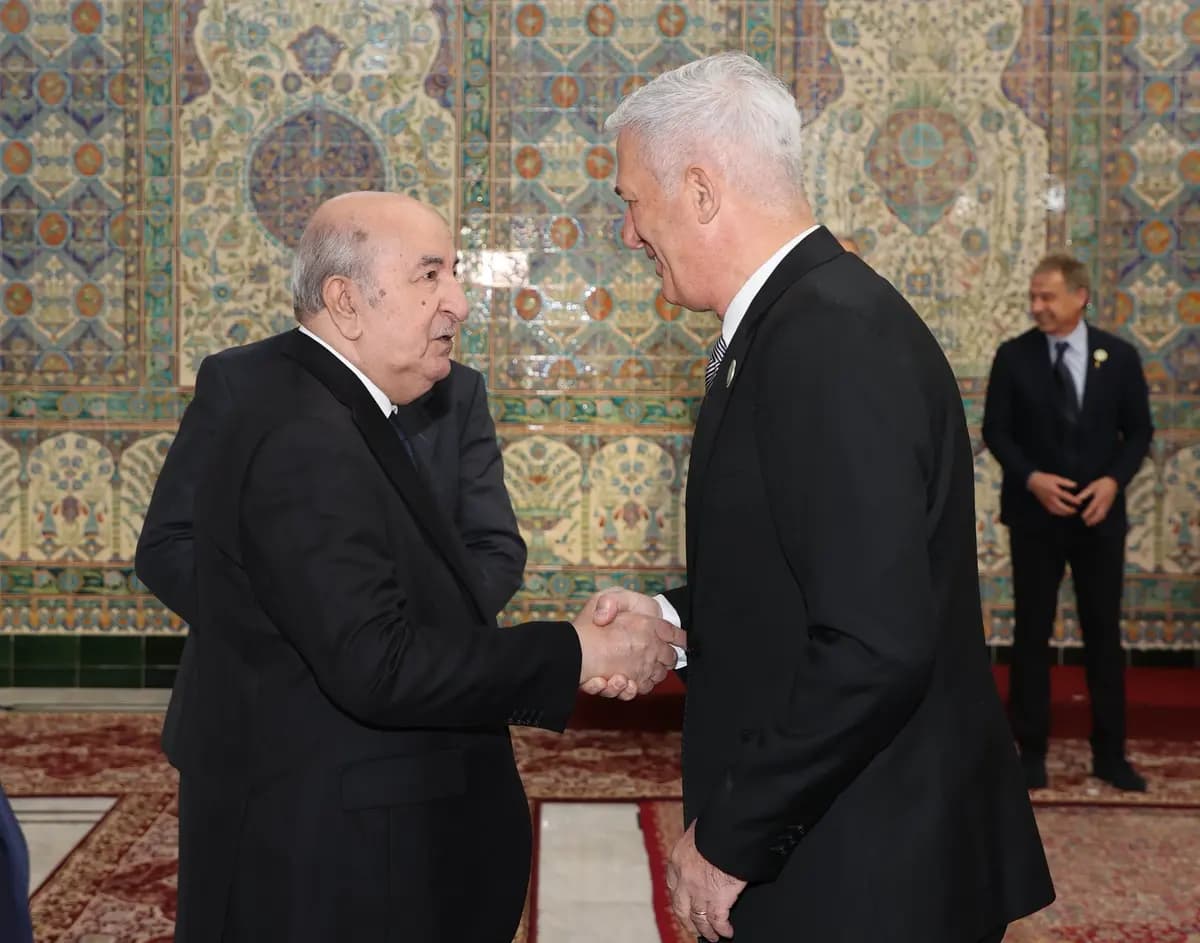 Presidente de la República recibe a las leyendas del fútbol argelino