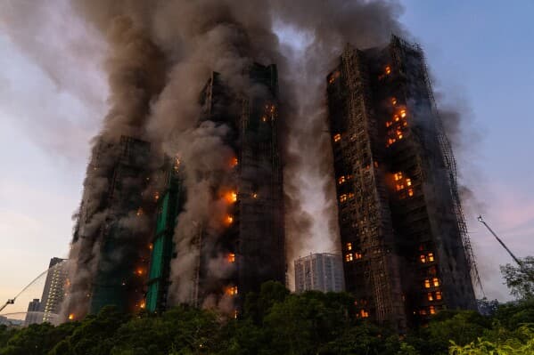 Incendio en un complejo residencial en Hong Kong: 55 muertos