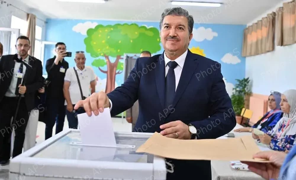 Ministro de Comunicación cumple con su deber electoral