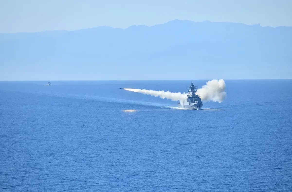 Chanegriha supervisa en Jijel dos ejercicios tácticos navales y aéreos