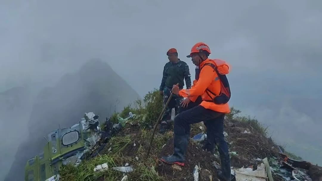 Hallan un segundo cuerpo tras el accidente de un avión en Indonesia