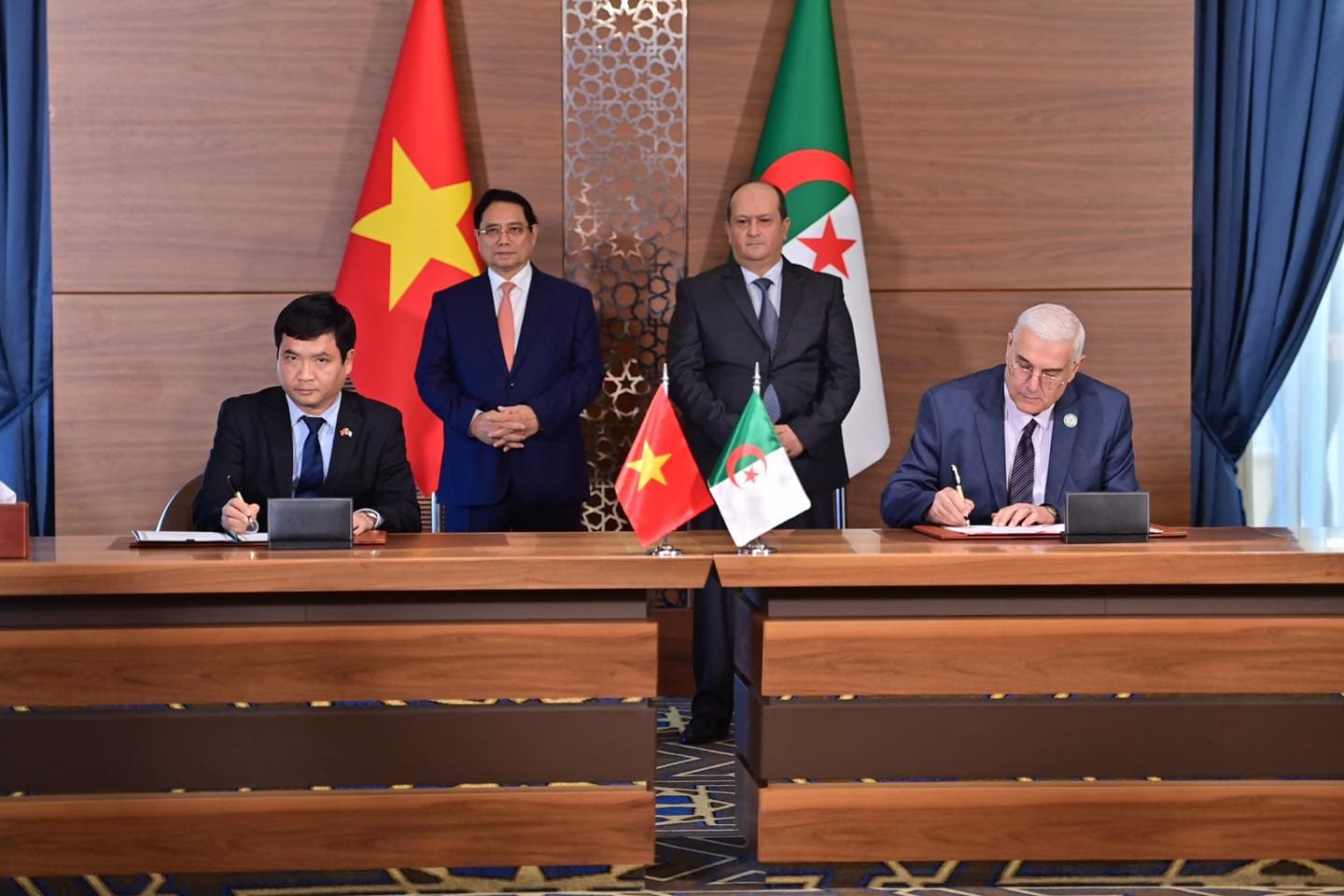 Firma de memorandos de entendimiento entre Argelia y Vietnam