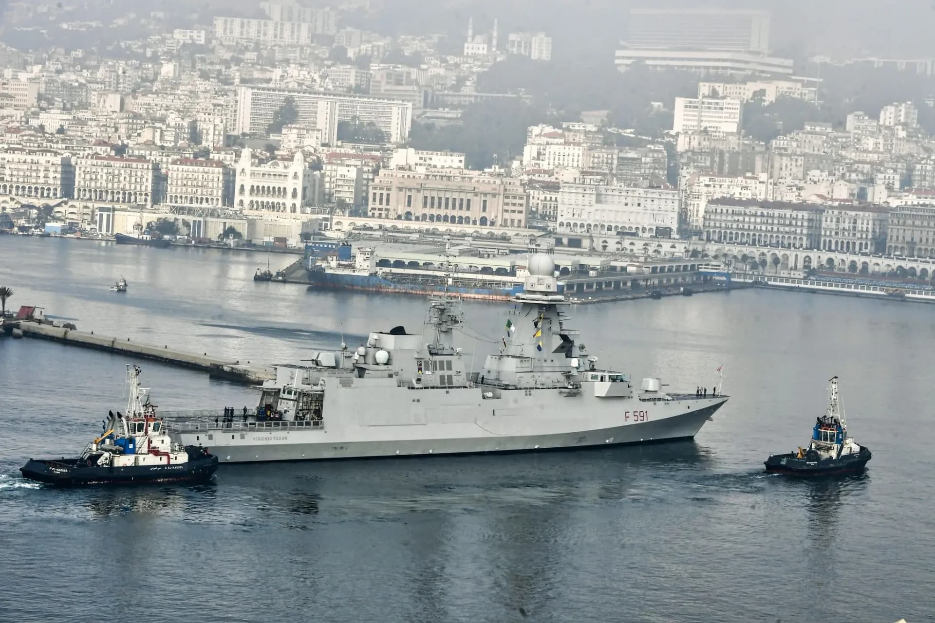Atraque de la fragata italiana "Virginio Fasan" en el puerto de Argel